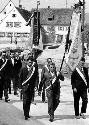 Schwarz-weiß Foto eines Festumzugs in Meinheim