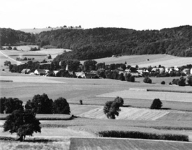 Schwarz-weiß Foto mit der Fernsicht auf Kurzenaltheim